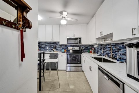 Condo in Hollywood, Florida, 2 bedrooms  № 2241392 - photo 16