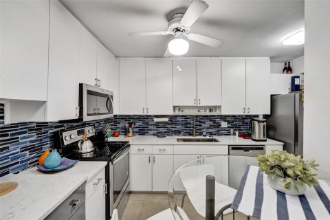 Condo in Hollywood, Florida, 2 bedrooms  № 2241392 - photo 17