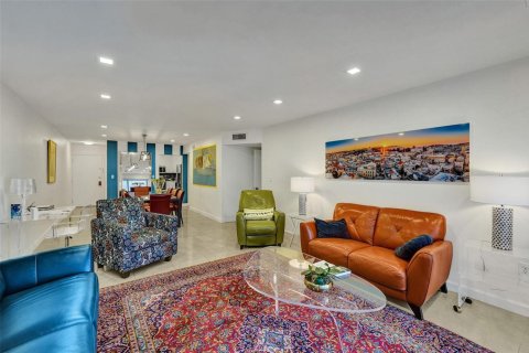 Condo in Hollywood, Florida, 2 bedrooms  № 2241392 - photo 12