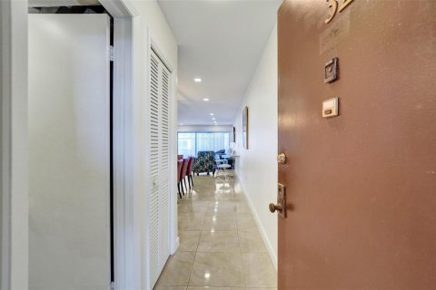Condo in Hollywood, Florida, 2 bedrooms  № 2241392 - photo 2