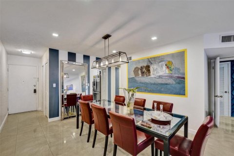 Condo in Hollywood, Florida, 2 bedrooms  № 2241392 - photo 7