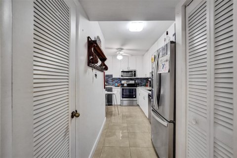 Condo in Hollywood, Florida, 2 bedrooms  № 2241392 - photo 15