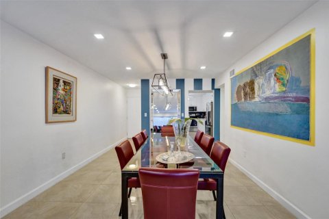 Condo in Hollywood, Florida, 2 bedrooms  № 2241392 - photo 8