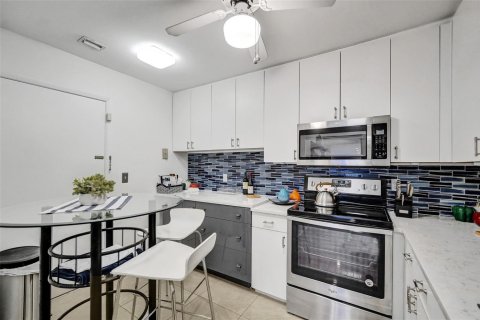 Condo in Hollywood, Florida, 2 bedrooms  № 2241392 - photo 18