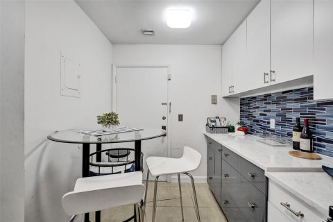 Condo in Hollywood, Florida, 2 bedrooms  № 2241392 - photo 19