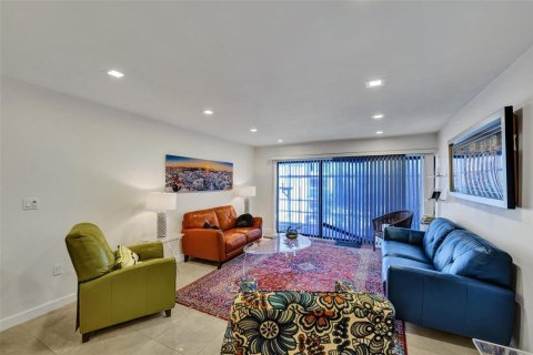 Condo in Hollywood, Florida, 2 bedrooms  № 2241392 - photo 11