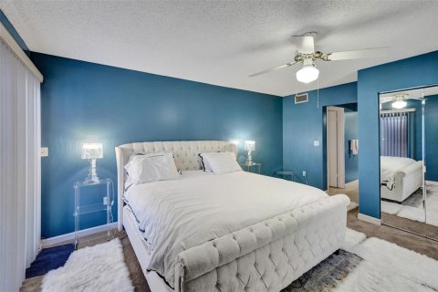 Condo in Hollywood, Florida, 2 bedrooms  № 2241392 - photo 23