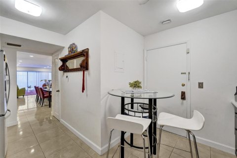 Condo in Hollywood, Florida, 2 bedrooms  № 2241392 - photo 20