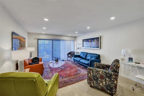 Condo in Hollywood, Florida, 2 bedrooms  № 2241392 - photo 10