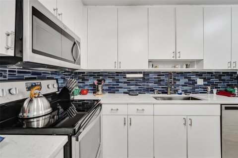 Condo in Hollywood, Florida, 2 bedrooms  № 2241392 - photo 24