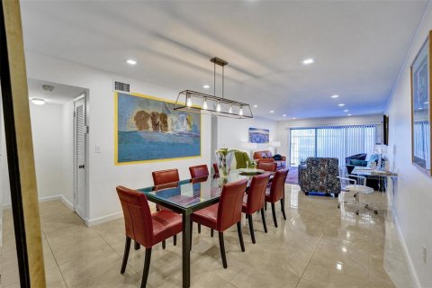 Condo in Hollywood, Florida, 2 bedrooms  № 2241392 - photo 5