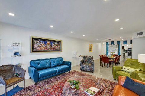 Condo in Hollywood, Florida, 2 bedrooms  № 2241392 - photo 13