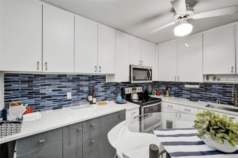 Condo in Hollywood, Florida, 2 bedrooms  № 2241392 - photo 21