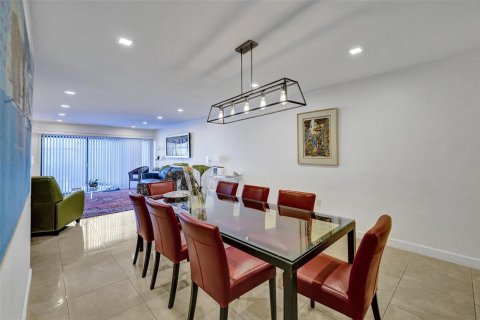Condo in Hollywood, Florida, 2 bedrooms  № 2241392 - photo 4