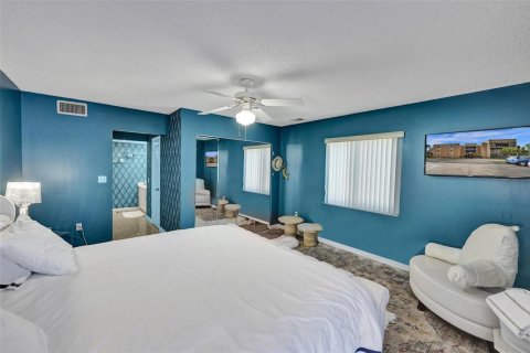 Condo in Hollywood, Florida, 2 bedrooms  № 2241392 - photo 25