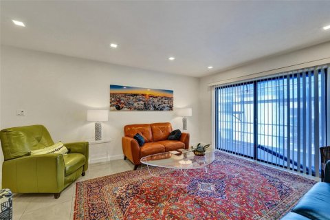 Condo in Hollywood, Florida, 2 bedrooms  № 2241392 - photo 14