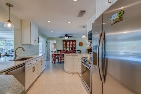 House in Largo, Florida 3 bedrooms, 181.07 sq.m. № 1550982 - photo 11