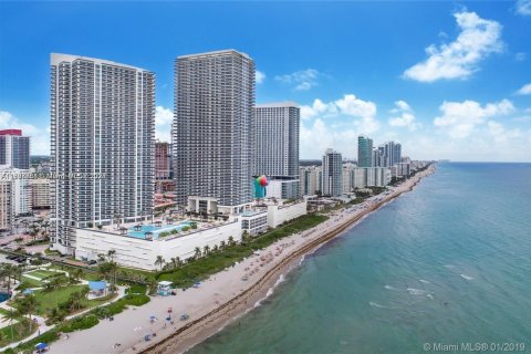 Condominio en venta en Hallandale Beach, Florida, 1 dormitorio, 78.41 m2 № 1488112 - foto 2