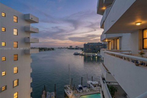 Condominio en venta en Miami Beach, Florida, 1 dormitorio, 78.32 m2 № 1992987 - foto 3