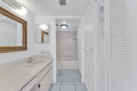 Condominio en venta en Miami Beach, Florida, 1 dormitorio, 78.32 m2 № 1992987 - foto 10