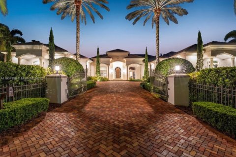 Купить виллу или дом в Плантация, Флорида 7 спален, 635.64м2, № 1955841 - фото 1