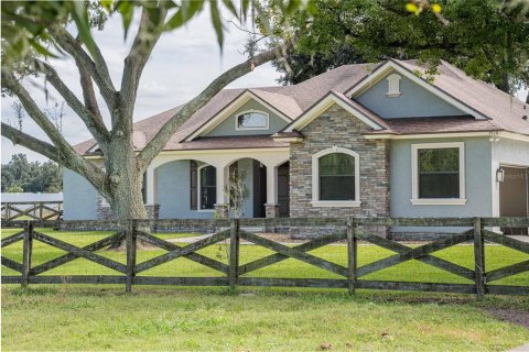 House in Lakeland, Florida 4 bedrooms, 254.92 sq.m. № 2395924