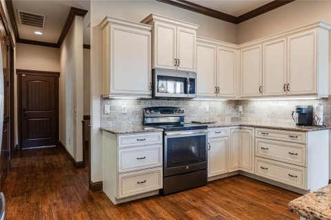 House in Lakeland, Florida 4 bedrooms, 254.92 sq.m. № 2395924 - photo 13
