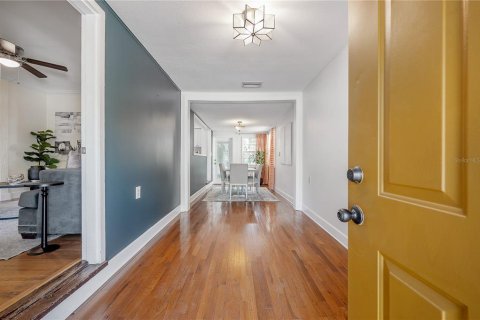 House in Tampa, Florida 3 bedrooms, 111.76 sq.m. № 1662352 - photo 8