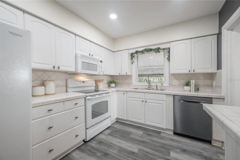 House in Tampa, Florida 3 bedrooms, 111.76 sq.m. № 1662352 - photo 17