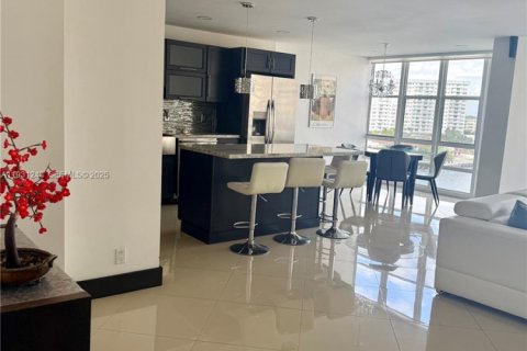 Condominio en alquiler en Hallandale Beach, Florida, 2 dormitorios, 117.99 m2 № 1989888 - foto 4