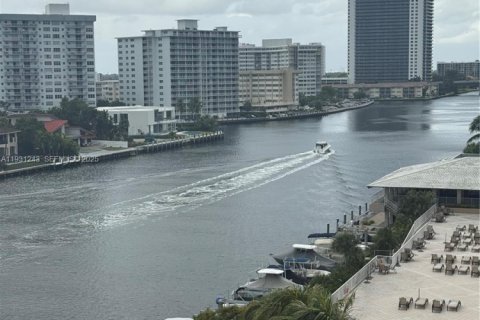 Condominio en alquiler en Hallandale Beach, Florida, 2 dormitorios, 117.99 m2 № 1989888 - foto 17