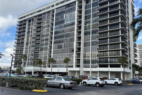 Condominio en alquiler en Hallandale Beach, Florida, 2 dormitorios, 117.99 m2 № 1989888 - foto 2