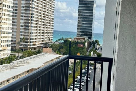 Condominio en alquiler en Hallandale Beach, Florida, 2 dormitorios, 117.99 m2 № 1989888 - foto 16
