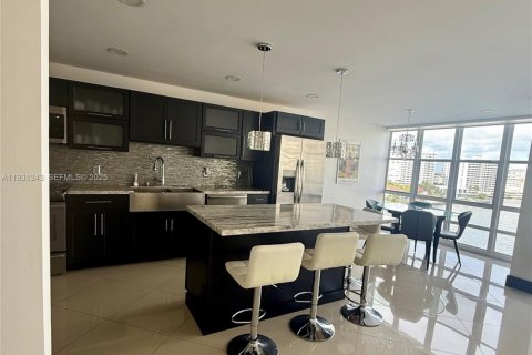 Condominio en alquiler en Hallandale Beach, Florida, 2 dormitorios, 117.99 m2 № 1989888 - foto 5