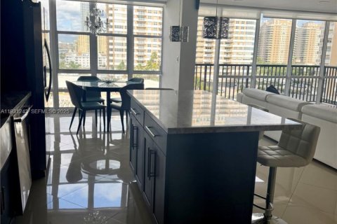 Condominio en alquiler en Hallandale Beach, Florida, 2 dormitorios, 117.99 m2 № 1989888 - foto 9