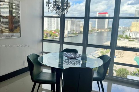 Condominio en alquiler en Hallandale Beach, Florida, 2 dormitorios, 117.99 m2 № 1989888 - foto 11