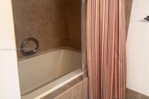 Condominio en alquiler en Hallandale Beach, Florida, 2 dormitorios, 117.99 m2 № 1989888 - foto 27