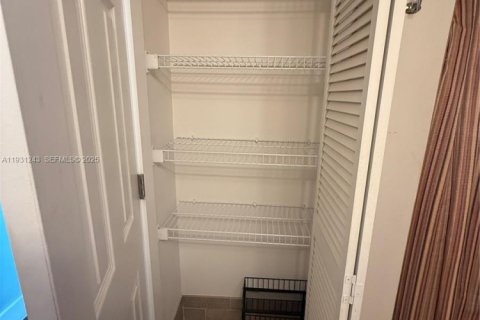 Condominio en alquiler en Hallandale Beach, Florida, 2 dormitorios, 117.99 m2 № 1989888 - foto 28