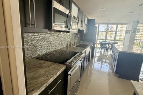 Condominio en alquiler en Hallandale Beach, Florida, 2 dormitorios, 117.99 m2 № 1989888 - foto 8