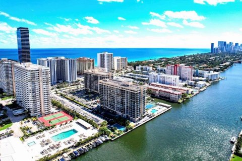 Condominio en Hallandale Beach, Florida, 2 dormitorios  № 1989888