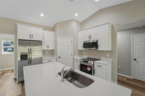 House in Weeki Wachee, Florida 3 bedrooms, 144.93 sq.m. № 1907952 - photo 15