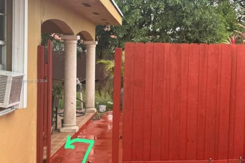 House in Miami, Florida 1 bedroom, 47.38 sq.m. № 2064933 - photo 2