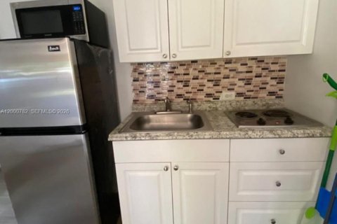 House in Miami, Florida 1 bedroom, 47.38 sq.m. № 2064933 - photo 6