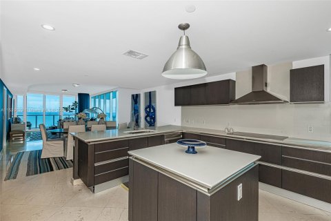 Condo in Sunny Isles Beach, Florida, 4 bedrooms  № 1861843 - photo 13