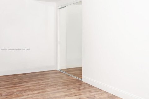 Casa en venta en North Miami, Florida, 4 dormitorios, 297.66 m2 № 1938532 - foto 26
