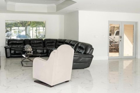 Casa en venta en North Miami, Florida, 4 dormitorios, 297.66 m2 № 1938532 - foto 10