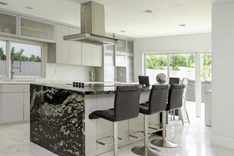 Casa en venta en North Miami, Florida, 4 dormitorios, 297.66 m2 № 1938532 - foto 12
