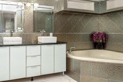 Casa en venta en North Miami, Florida, 4 dormitorios, 297.66 m2 № 1938532 - foto 17