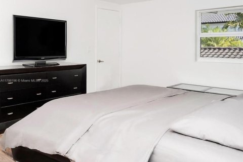 Casa en venta en North Miami, Florida, 4 dormitorios, 297.66 m2 № 1938532 - foto 23
