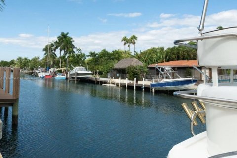 Casa en venta en North Miami, Florida, 4 dormitorios, 297.66 m2 № 1938532 - foto 2